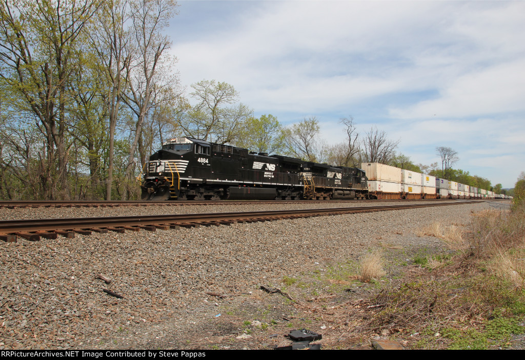 NS 4484 takes train 25P through Cove PA
